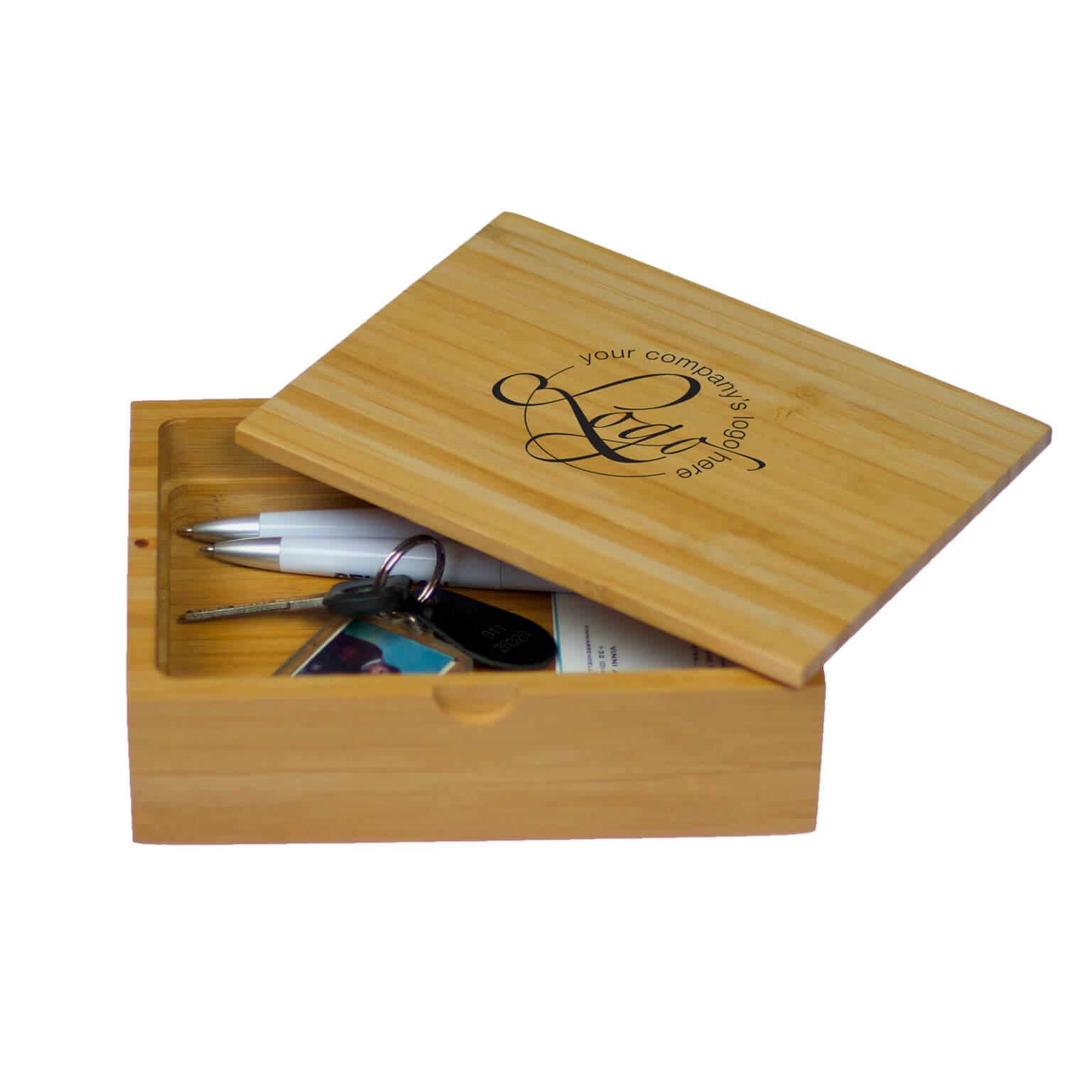 Manyetik kilitli bambu kutu içinde kalem, anahtar ve kartvizit. "Your company's logo here" yazısı.